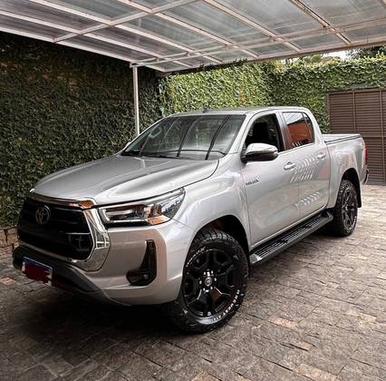 TOYOTA HILUX 2.8 D-4D TURBO DIESEL CD SRX 4X4 AUTOMÁTICO